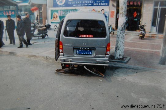 Un van écrase un vélo en Chine