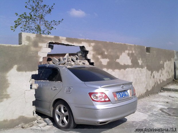 accident de voiture percution d'un mur